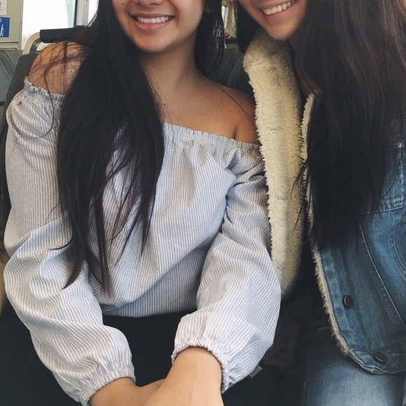 Brandy Melville Off the Shoulder Top - Picture 2 of 2